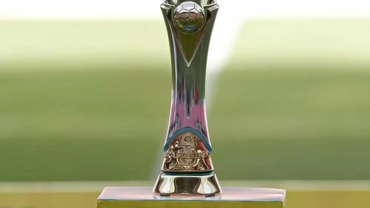 Foto: Troféu da Série D do Campeonato Brasileiro - Foto: Rafael Ribeiro/CBF
