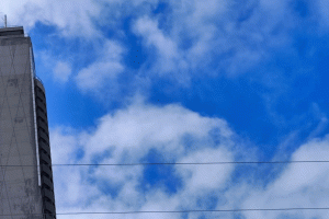 Céu em Campo Grande foi de escuridão e neblina até azul intenso. — Foto: Céu em