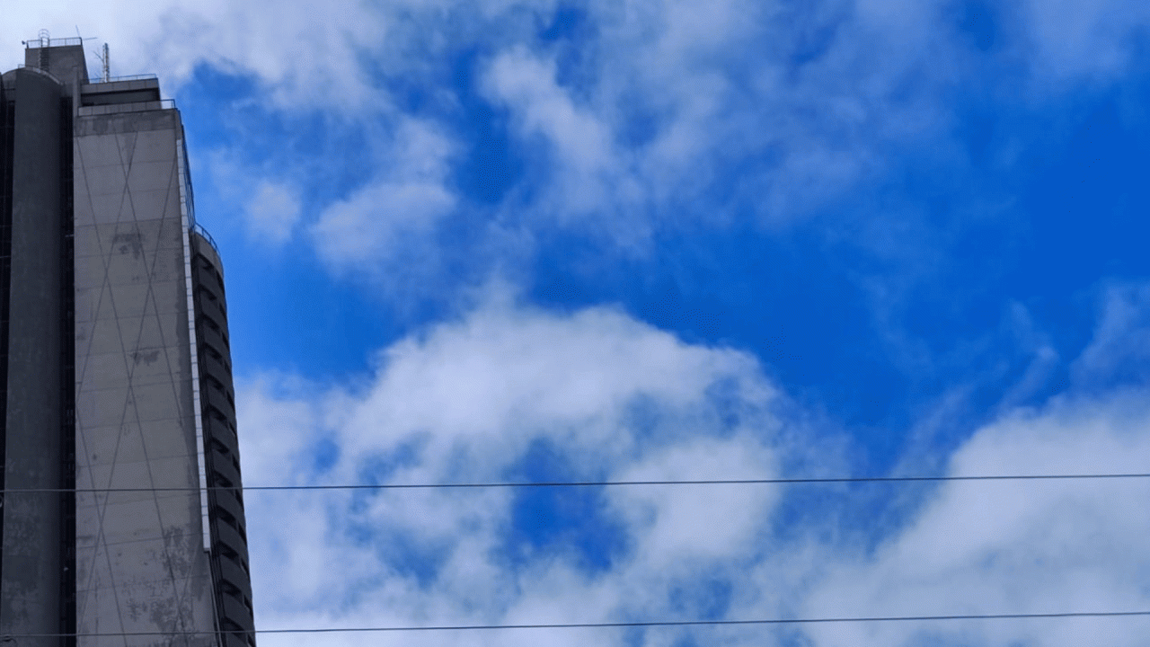 Céu em Campo Grande foi de escuridão e neblina até azul intenso. — Foto: Céu em
