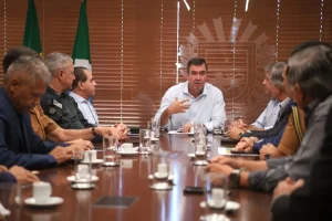 Governador Eduardo Riedel se reúne com representantes da PM e do CBM para anunci