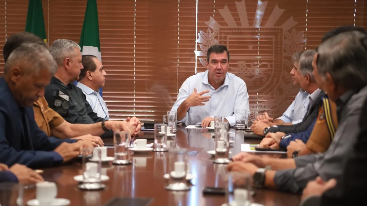 Governador Eduardo Riedel se reúne com representantes da PM e do CBM para anunci