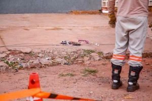 Foto: Fio de alta tensão caiu sobre o carro. (Foto: Marcos Ermínio/Midiamax)