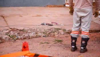 Foto: Fio de alta tensão caiu sobre o carro. (Foto: Marcos Ermínio/Midiamax)