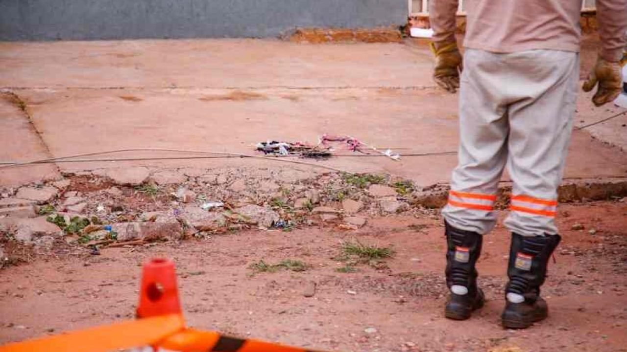 Foto: Fio de alta tensão caiu sobre o carro. (Foto: Marcos Ermínio/Midiamax)