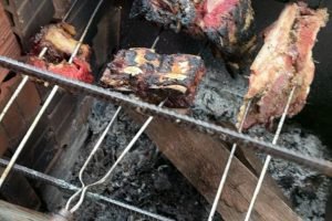 Indígenas fizeram churrasco após a invasão. (Fala Povo, Jornal Midiamax) — Foto: