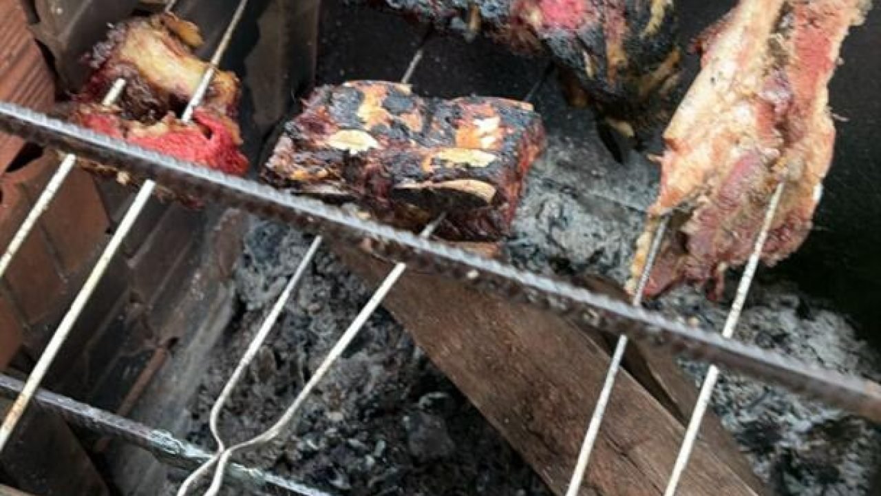 Indígenas fizeram churrasco após a invasão. (Fala Povo, Jornal Midiamax) — Foto: