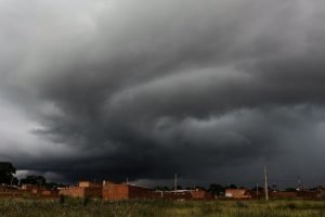 Chuva em Campo Grande. — Foto: Chuva em Campo Grande. (Henrique Arakaki, Jornal