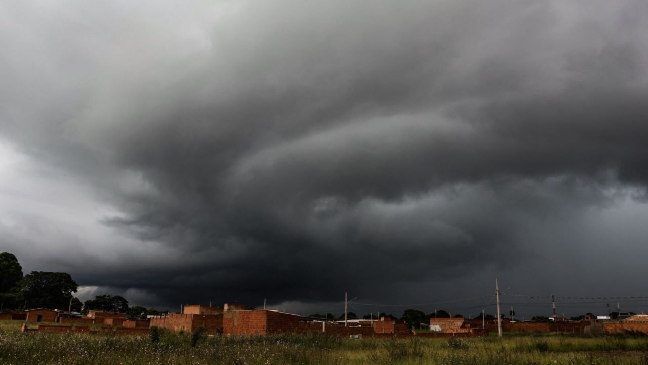 Chuva em Campo Grande. — Foto: Chuva em Campo Grande. (Henrique Arakaki, Jornal