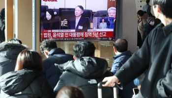 Ex-presidente da Coreia do Sul é condenado a cinco anos de prisão