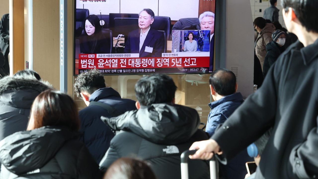 Ex-presidente da Coreia do Sul é condenado a cinco anos de prisão