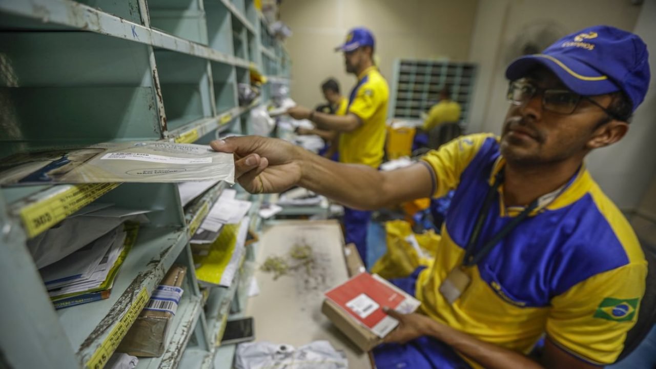 Governo Lula publica decreto que abre caminho para socorro aos Correios
