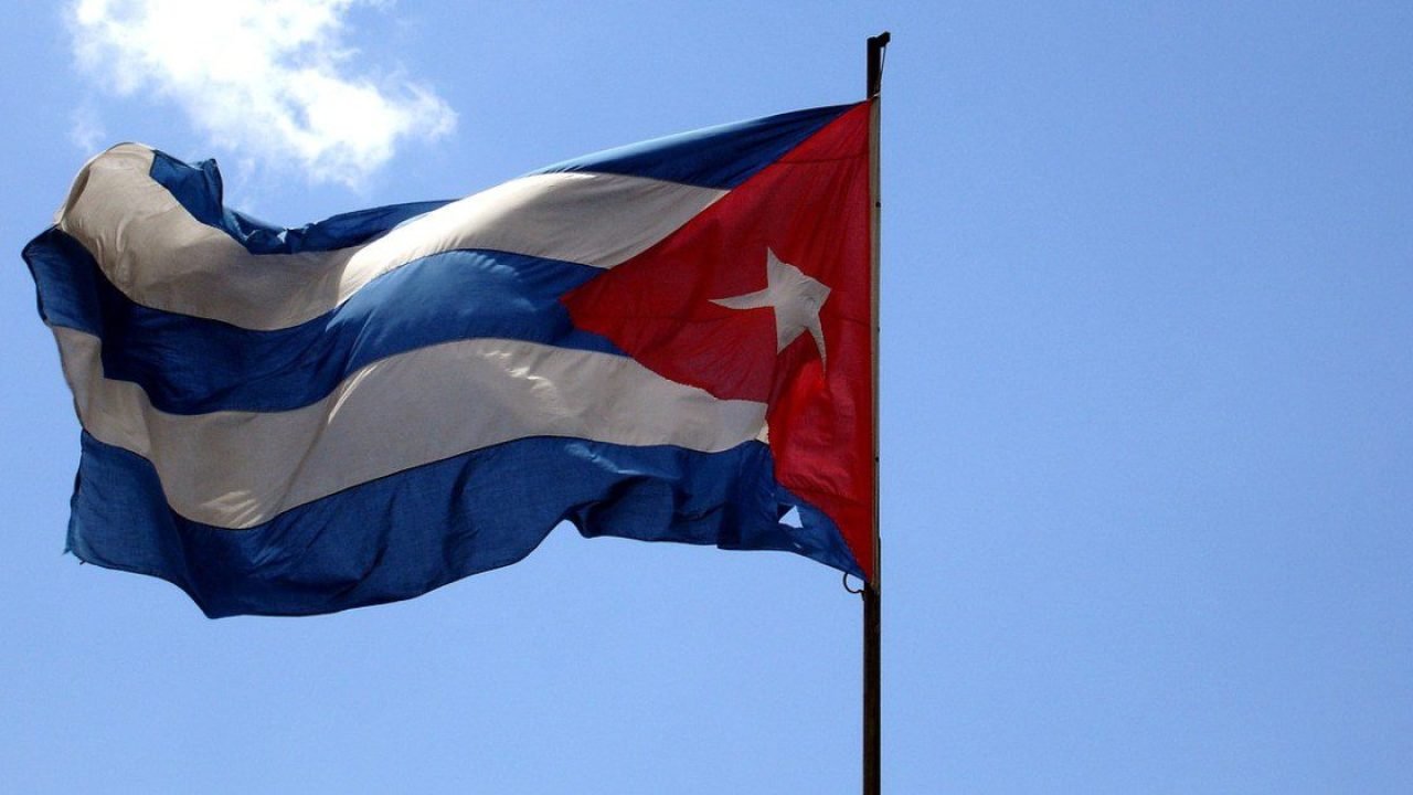 Bandeira de Cuba tremulando na Ilha — Foto: Bandeira de Cuba tremulando na Ilha