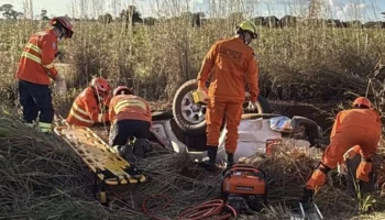 Caminhonete S10 capotou às margens da MS-223, entre Figueirão e Costa Rica; mulh