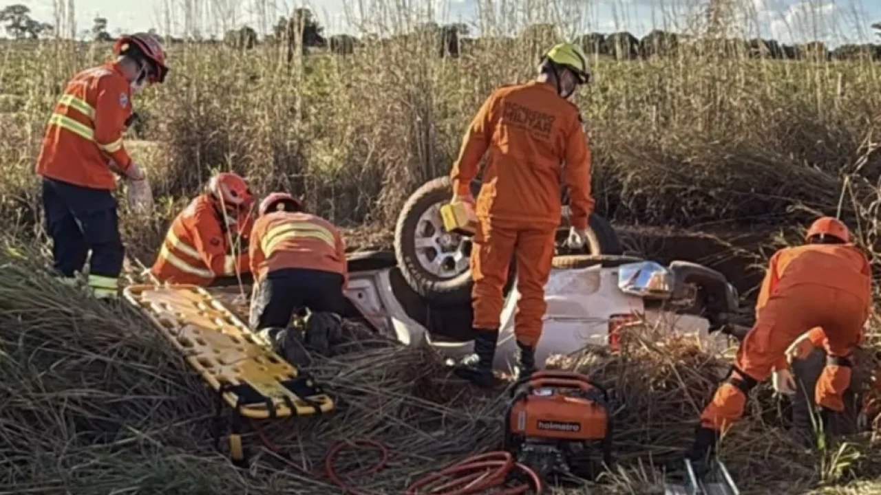 Caminhonete S10 capotou às margens da MS-223, entre Figueirão e Costa Rica; mulh