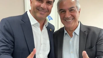 Foto: Senador Flávio Bolsonaro e ex-governador Reinaldo Azambuja - Foto: Divulga
