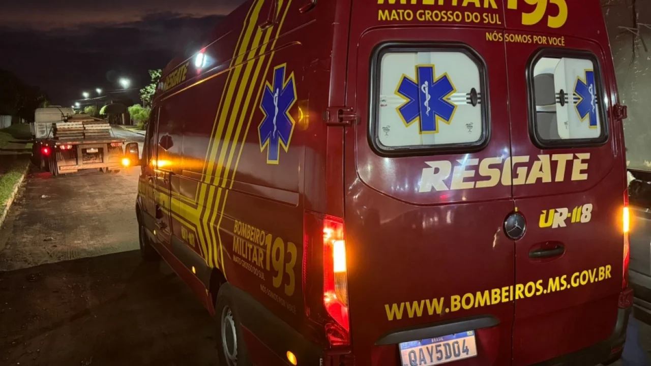 Caminhão prancha cruza avenida e bate em carro em Nova Andradina — Foto: Caminhã