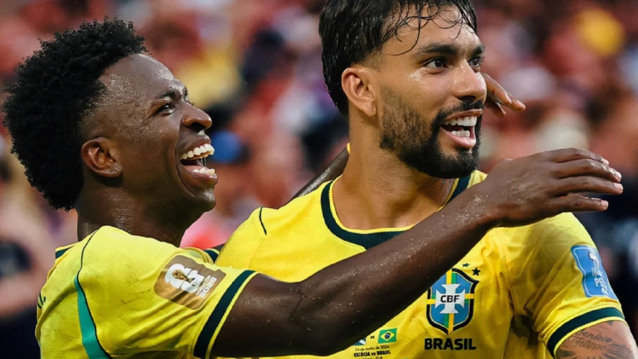 Vini Jr. e Lucas Paquetá comemoram o segundo gol do Brasil sobre a Escócia - Fot