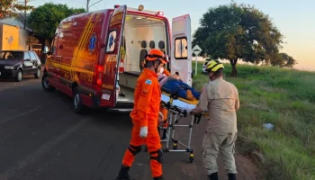 Mulher fica ferida ao cair de moto após quebra-molas em Nova Andradin — Foto: Mu