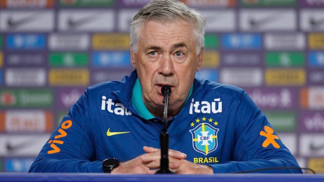 Carlo Ancelotti durante entrevista coletiva na Granja Comary, antes do duelo com