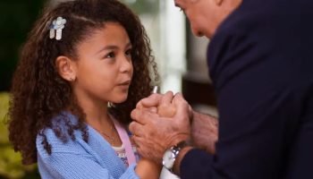 Abel salva Sofia de incêndio em Dona de Mim