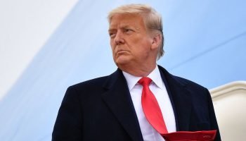 Trump ameaça voltar a 'lançar bombas' se o Irã 'não se comportar' — Foto: Trump