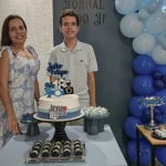 Foto: Anaiara Ribeiro, de 43 anos, e o filho, João, de 18 anos - Foto: Arquivo f