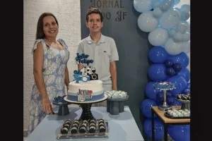 Foto: Anaiara Ribeiro, de 43 anos, e o filho, João, de 18 anos - Foto: Arquivo f