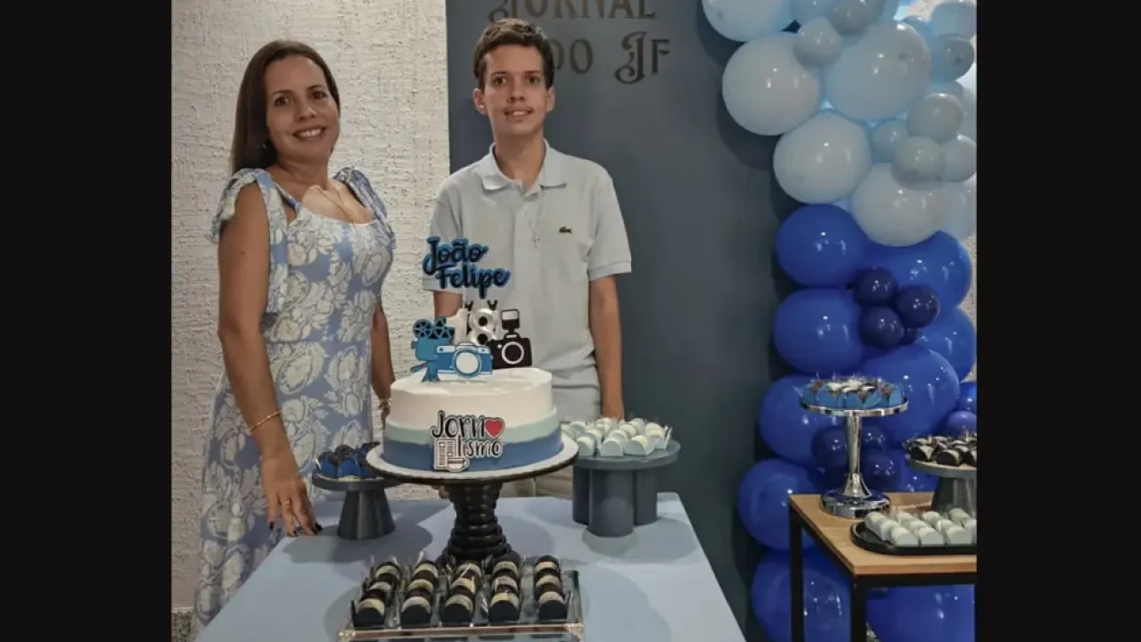 Foto: Anaiara Ribeiro, de 43 anos, e o filho, João, de 18 anos - Foto: Arquivo f