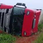 Carreta tomba na MS-276 em Batayporã — Foto: Carreta tomba na MS-276 em Bataypor