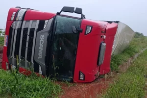 Carreta tomba na MS-276 em Batayporã — Foto: Carreta tomba na MS-276 em Bataypor