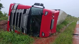 Carreta tomba na MS-276 em Batayporã — Foto: Carreta tomba na MS-276 em Bataypor