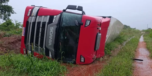 Carreta tomba na MS-276 em Batayporã — Foto: Carreta tomba na MS-276 em Bataypor