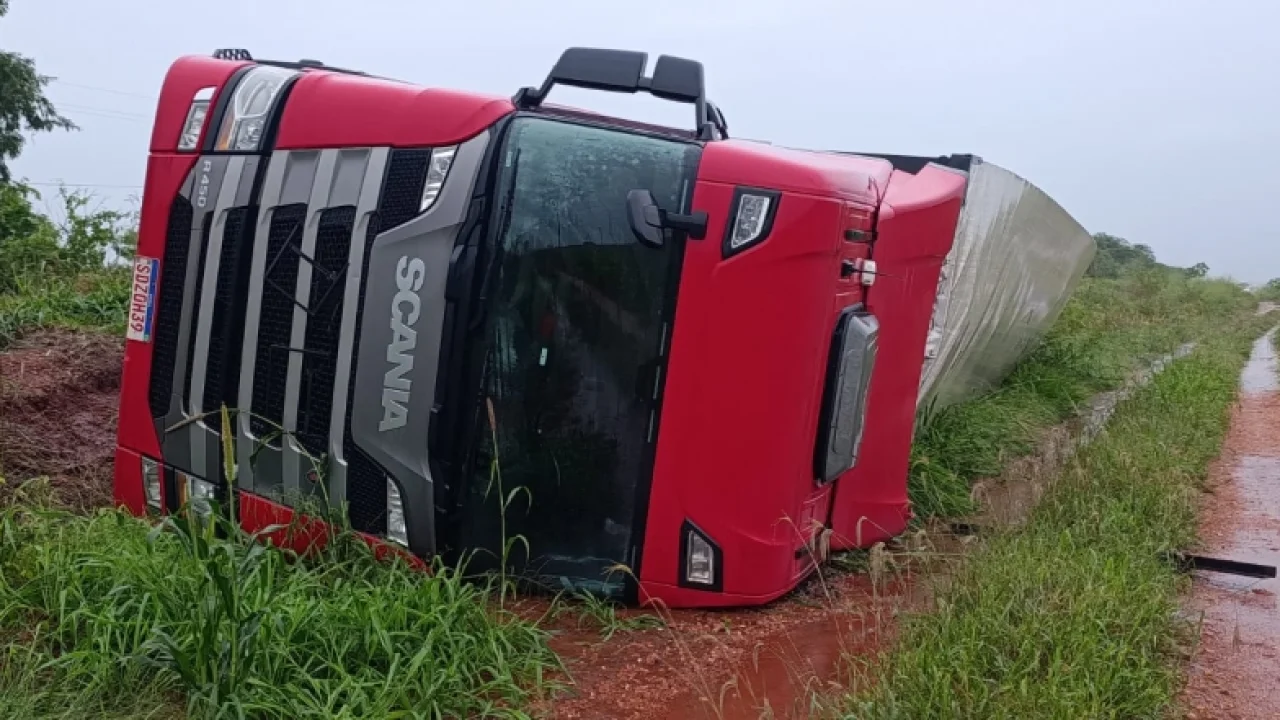 Carreta tomba na MS-276 em Batayporã — Foto: Carreta tomba na MS-276 em Bataypor