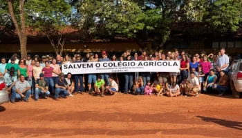 Comunidade se reuniu em frente ao Colégio Agrícola, na Vila Cristina, para cobra