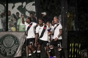 equipe-do-vasco-da-gama-comemora-vitoria-do-jogo-750x450-1