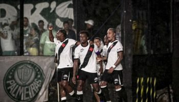 equipe-do-vasco-da-gama-comemora-vitoria-do-jogo-750x450-1