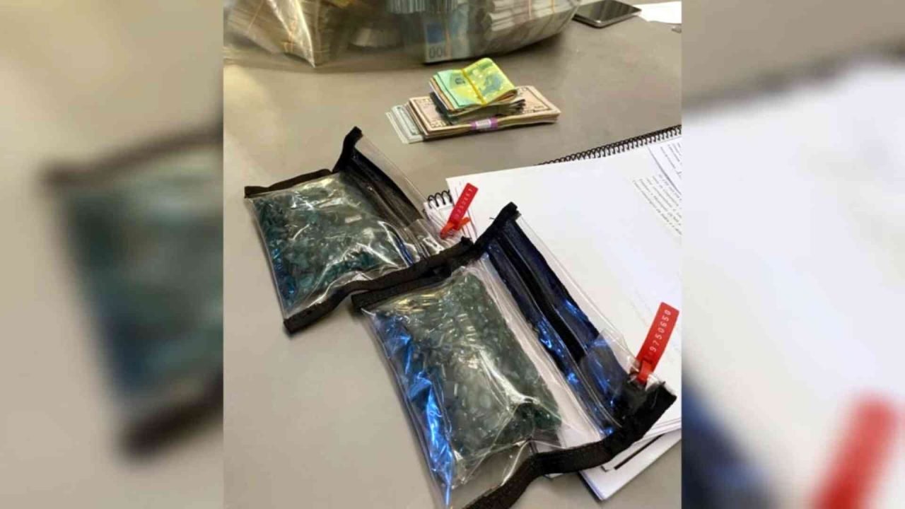 Foto: Pacotes de esmeraldas apreendidos na casa de Celso Éder em agosto de 2025