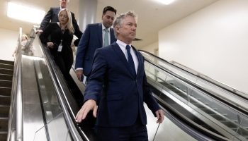 Senado americano avança proposta para restringir operações de Trump na Venezuela