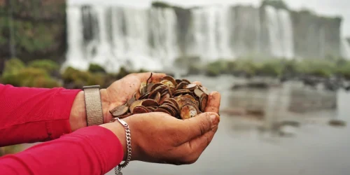 Equipes e voluntários participaram da operação de limpeza que retirou 383 quilos