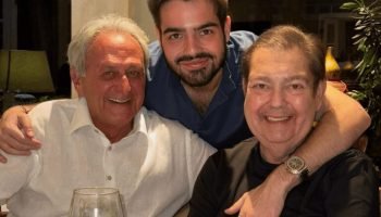 Faustão aparece sorridente em foto rara de Natal com família