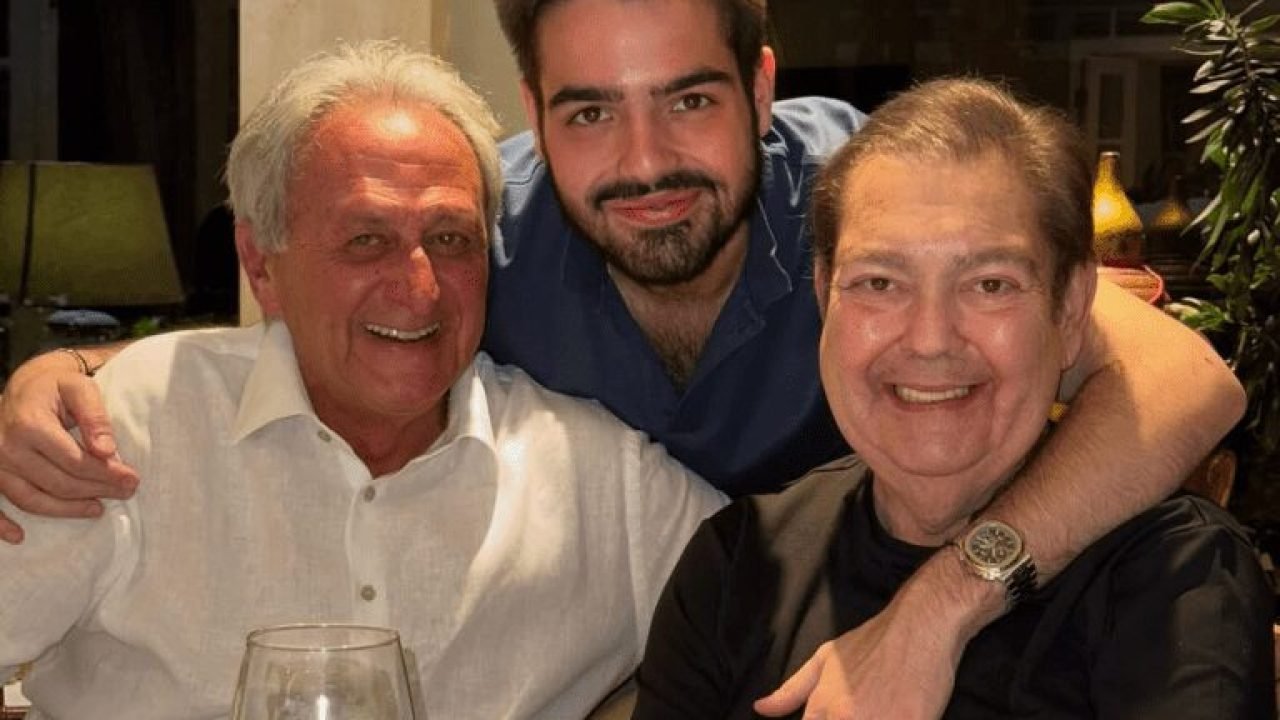 Faustão aparece sorridente em foto rara de Natal com família