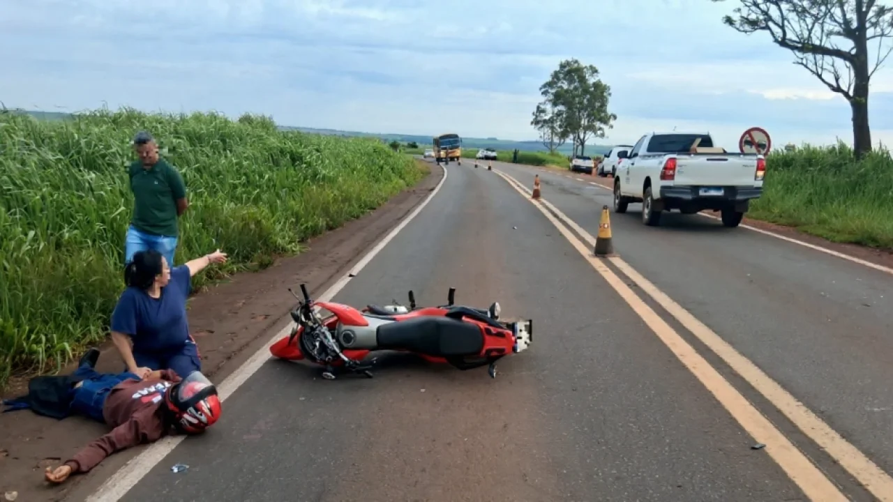 Foto: Acidente entre carro e moto deixa motociclista ferido - Foto: SAMU 192/Div