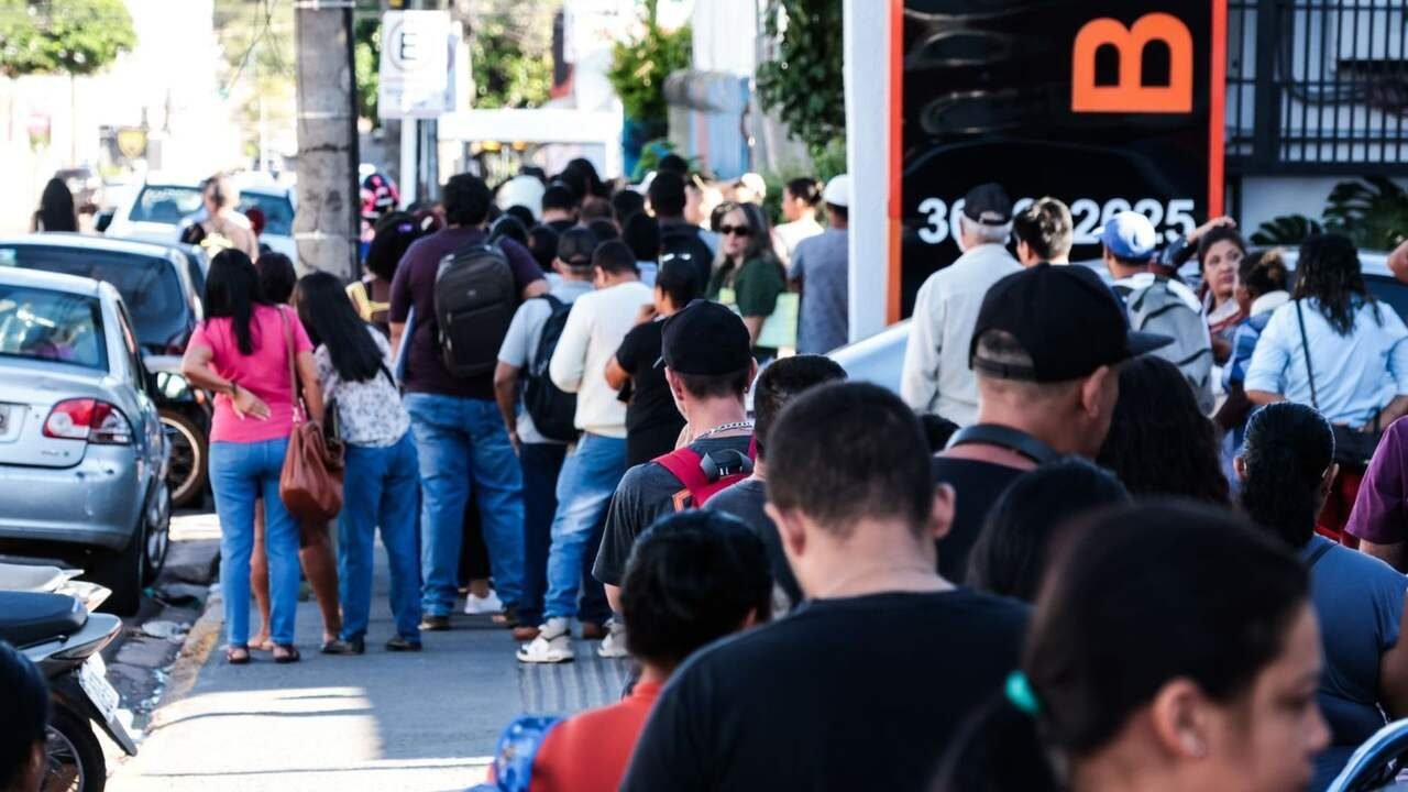 Fila em agência de emprego. — Foto: Fila em agência de emprego. (Henrique Arakak