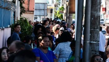 Fila para cadastro no Primt. (Henrique Arakaki/Jornal Midiamax) — Foto: Fila par
