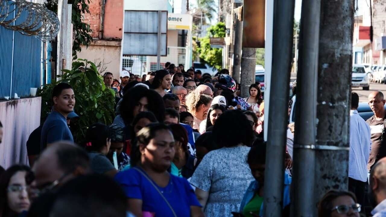 Fila para cadastro no Primt. (Henrique Arakaki/Jornal Midiamax) — Foto: Fila par