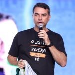 Foto: Flávio Bolsonaro durante lançamento da pré-candidatura de Guilherme Derrit