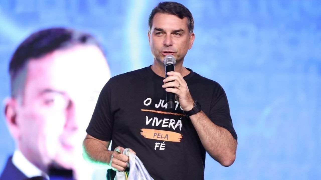 Foto: Flávio Bolsonaro durante lançamento da pré-candidatura de Guilherme Derrit