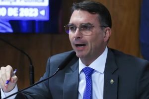 flavio-bolsonaro-perseguidos