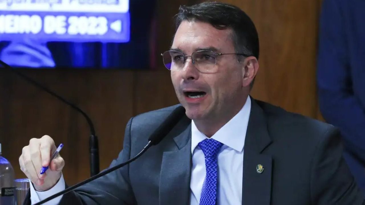 flavio-bolsonaro-perseguidos