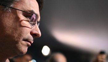Flávio Bolsonaro defende moderação do legado familiar em campanha presidencial
